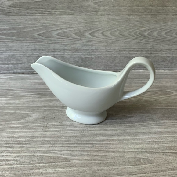 The Cellar White Gravy Boat Macys Exclusive Pourer Dishwasher Microwave Safe. - Picture 1 of 5